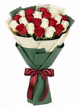 Букет Микс из красных и белых роз в Красновидово