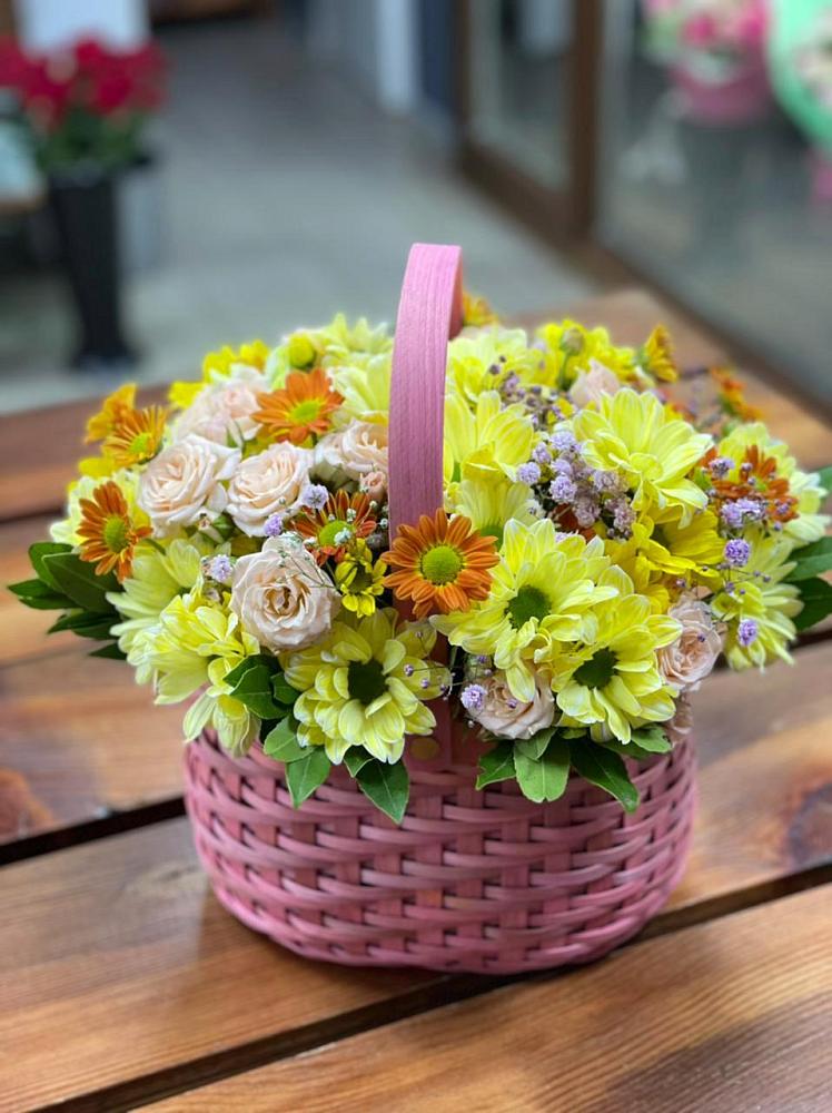 Цветочная композиция из Хризантемы и Розы в корзине в Красновидово