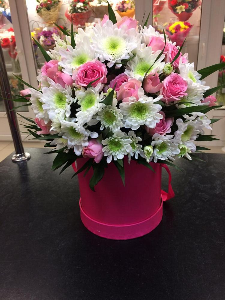 Цветочная композиция из Розы и Хризантемы в шляпной коробке в Красновидово