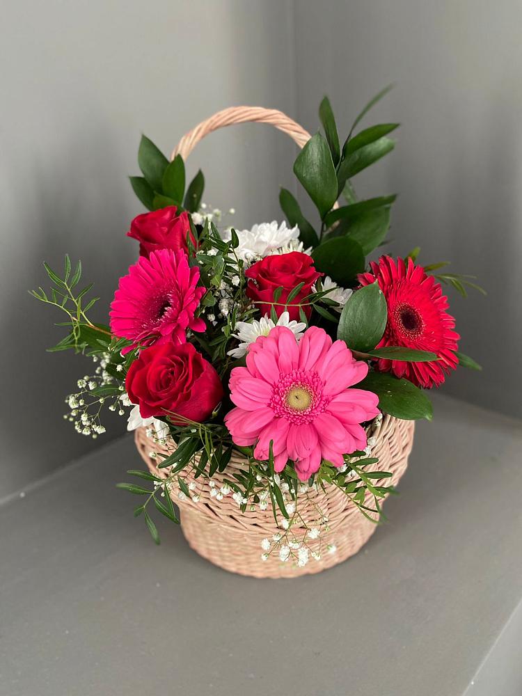Цветочная композиция из Розы, Хризантемы и Герберы в корзине в Красновидово