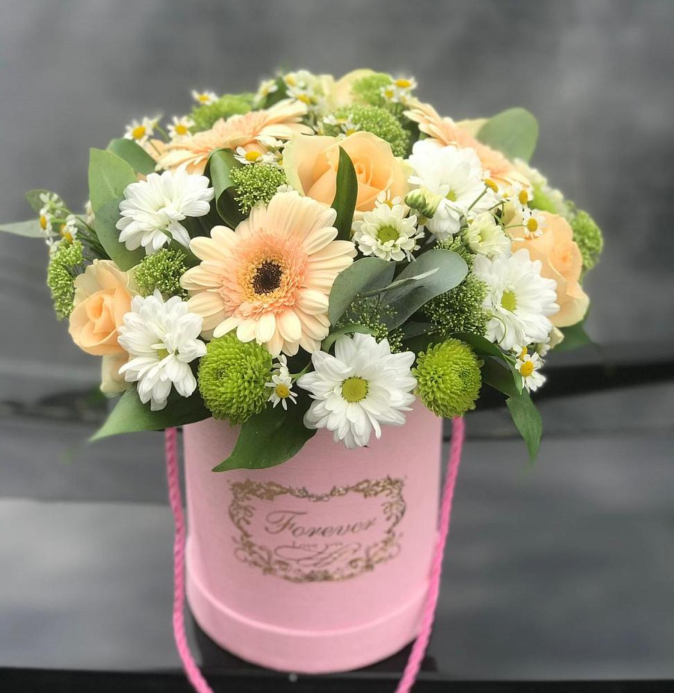 Цветочная композиция из Розы, Герберы и Хризантемы в шляпной коробке в Красновидово